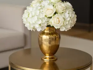 Read more about the article 9 Stunning Living Room Vase Arrangements to Elevate Your Space Instantly