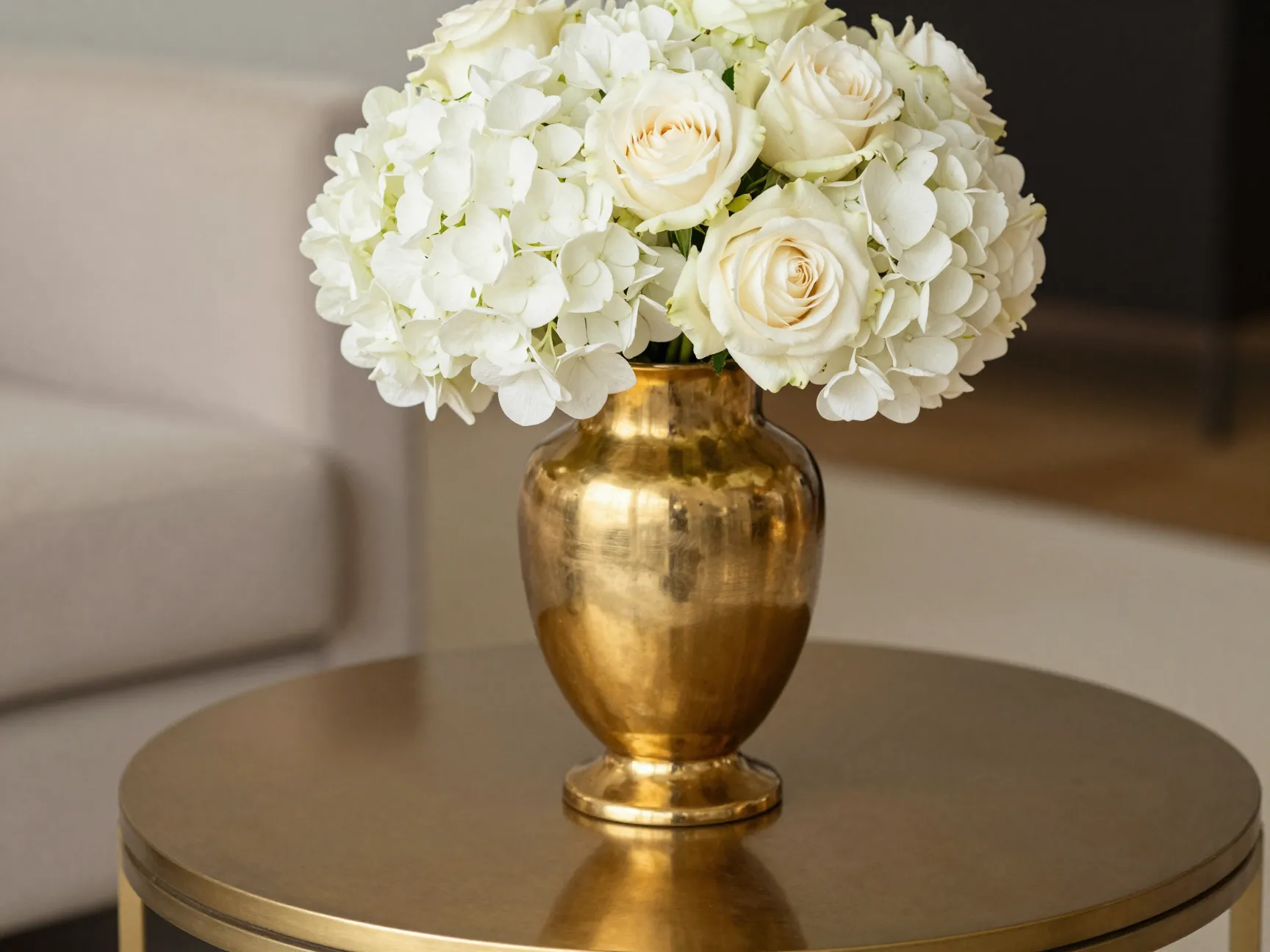 Read more about the article 9 Stunning Living Room Vase Arrangements to Elevate Your Space Instantly